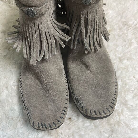Minnetonka Hi Top Back Zip Boot Grey Suede with fringe accent SZ7 - Picture 7 of 10